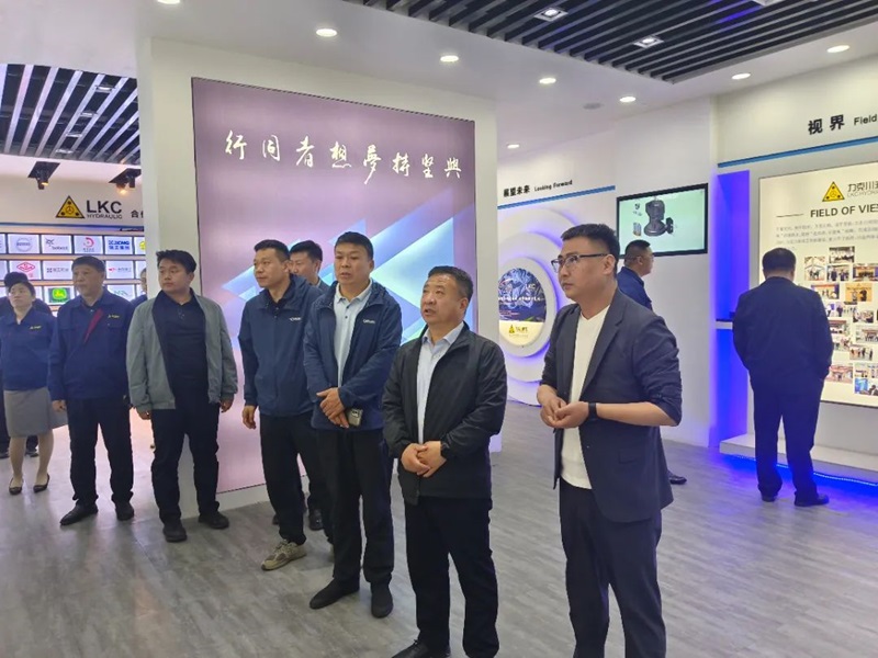 禹城領(lǐng)導蒞臨青島力克川參觀指導3.jpg 禹城領(lǐng)導蒞臨青島力克川參觀指導3.jpg