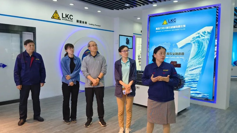 1741239099760576.jpg 中國工程機械工業(yè)協(xié)會設(shè)備管理與維修分會秘書長周馥隆一行蒞臨力克川液壓參觀指導(dǎo)2.jpg